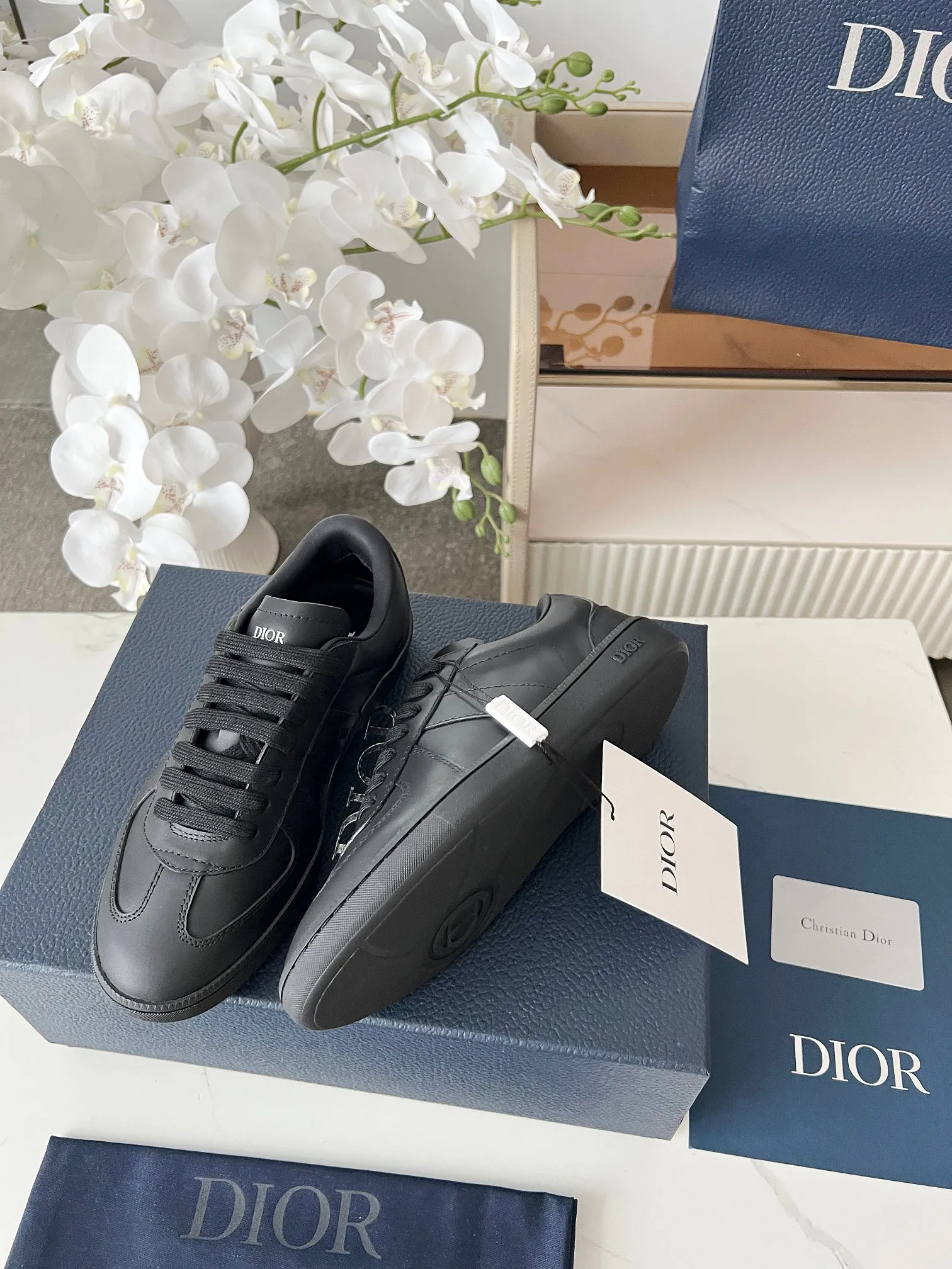 Men's Men's Shoes💰420 [New Style]🍿🍿Dior Dior Size: 38-44 (45 customized) 2025 new Dior B01 top version of moral training shoes! ! ! Made of white and brown first-layer cowhide, paired with white high-mercerized smooth suede, the upper is fully oiled and the original TPU molded outsole. New to the Fall 2025 collection, this sneaker marks the return of Dior’s classic style, reinterpreted in a stylish and elegant silhouette. Crafted from brown and white smooth first-grain cowhide, it's decorated with white high-mercerized cow suede splicing to enhance the style. Lined in tonal silk sheepskin, the shoe is finished with the Dior logo on the tongue and inner sides, and the CD icon on the heel. Paired with amber Tpu non-slip soles, it can be matched with various styles to create a sophisticated look.